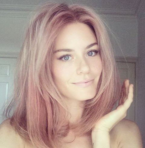Nuance rose à la mode sur les cheveux