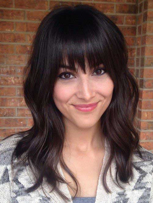 Coupe de cheveux longue avec une frange