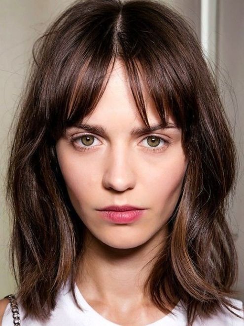 Coupe de cheveux longue avec une frange