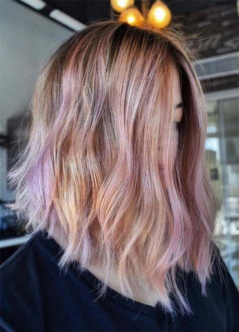 Nuance rose à la mode sur les cheveux