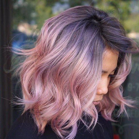 Nuance rose à la mode sur les cheveux