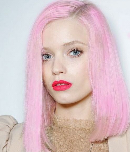 Nuance rose à la mode sur les cheveux