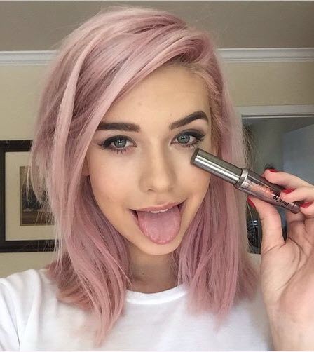 Nuance rose à la mode sur les cheveux