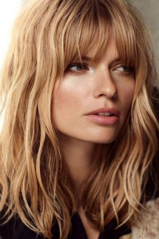Coupe de cheveux longue avec une frange
