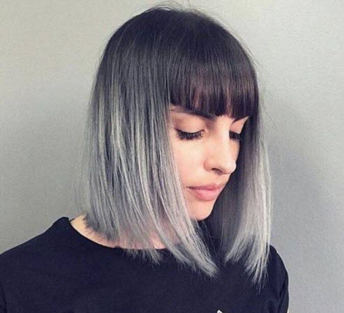 Coupe de cheveux longue avec une frange