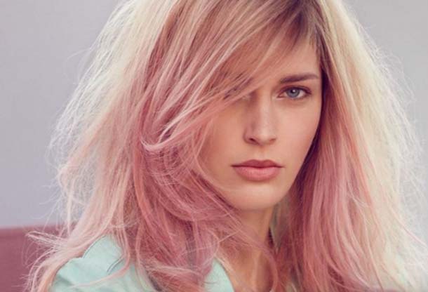 Nuance rose à la mode sur les cheveux