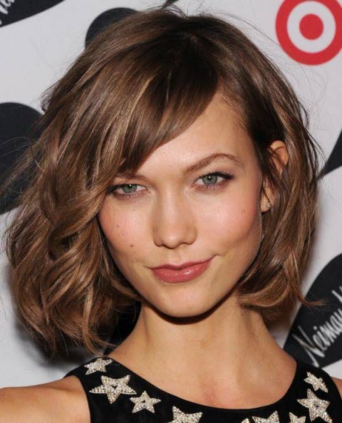 Coupe de cheveux longue avec une frange