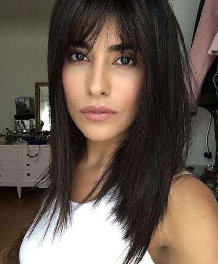 Coupe de cheveux longue avec une frange