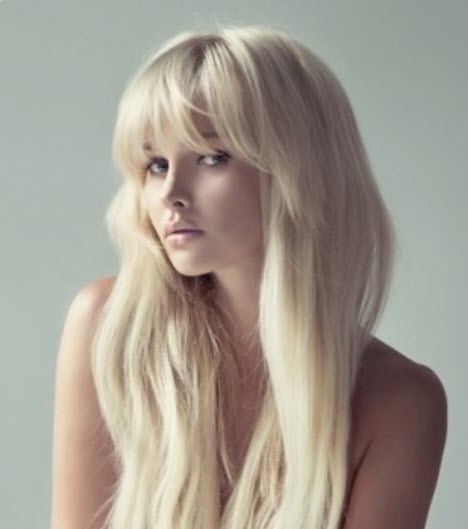 Cascade de coupe de cheveux pour cheveux longs avec une frange