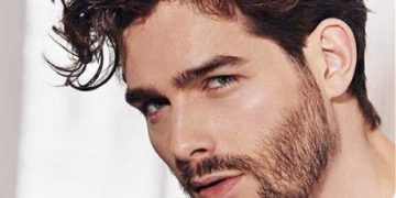 Coupe de cheveux élégante pour hommes pour cheveux bouclés ondulés