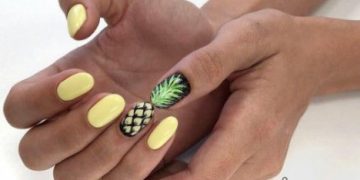 Manucure lumineuse avec des fruits et des fleurs