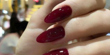 Manucure Marsala pour ongles longs