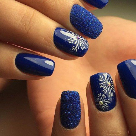 Manucure bleue du nouvel an
