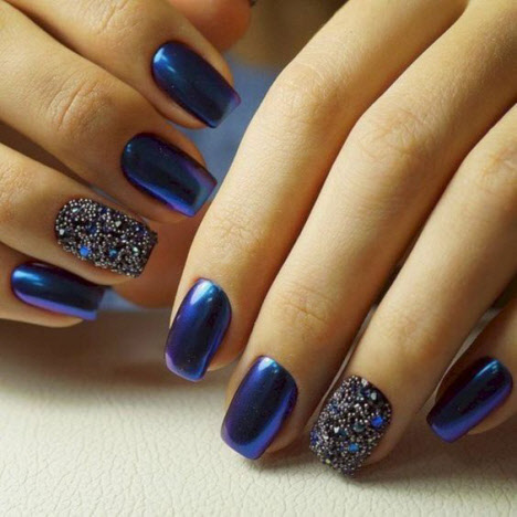 Manucure bleue du nouvel an