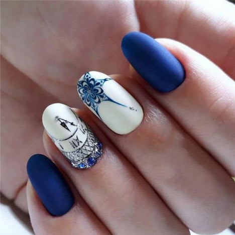 Manucure bleue du nouvel an