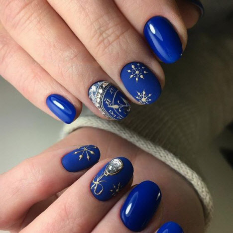 Manucure bleue du nouvel an