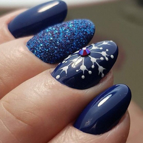 Manucure bleue du nouvel an