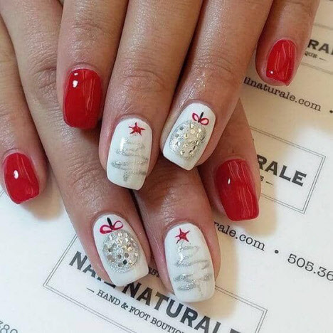 Manucure du Nouvel An pour les ongles courts