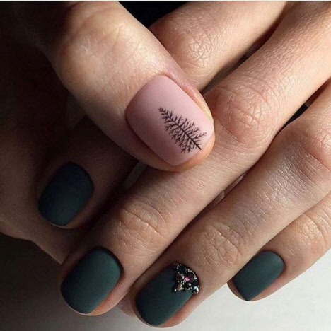 Manucure du Nouvel An pour les ongles courts