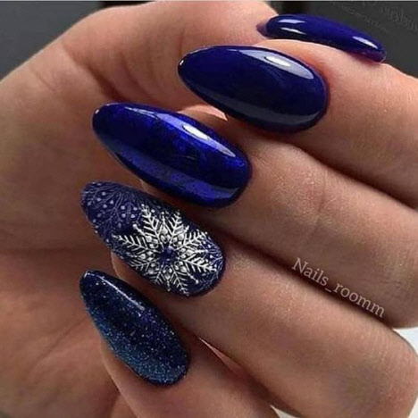 Manucure bleue du nouvel an