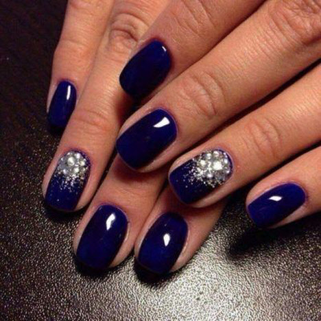 Manucure bleue du nouvel an