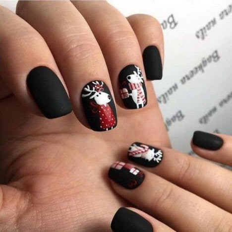 Manucure du Nouvel An pour les ongles courts
