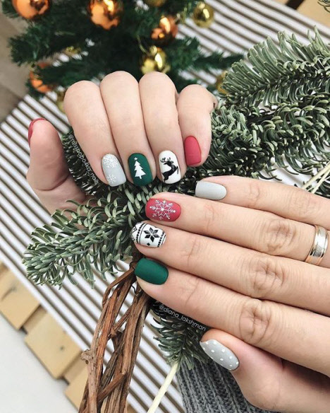 Manucure du Nouvel An pour les ongles courts