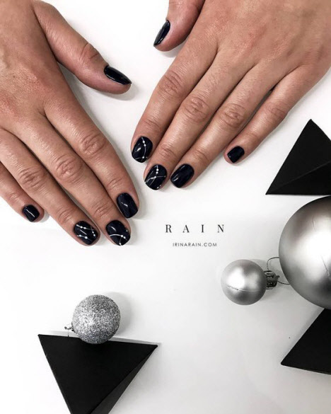 Manucure aux couleurs sombres pour les ongles courts