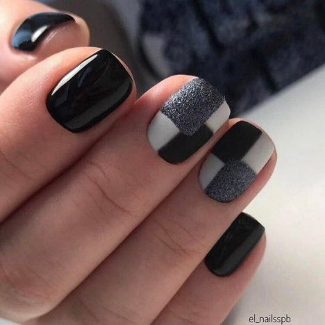 Manucure aux couleurs sombres pour les ongles courts