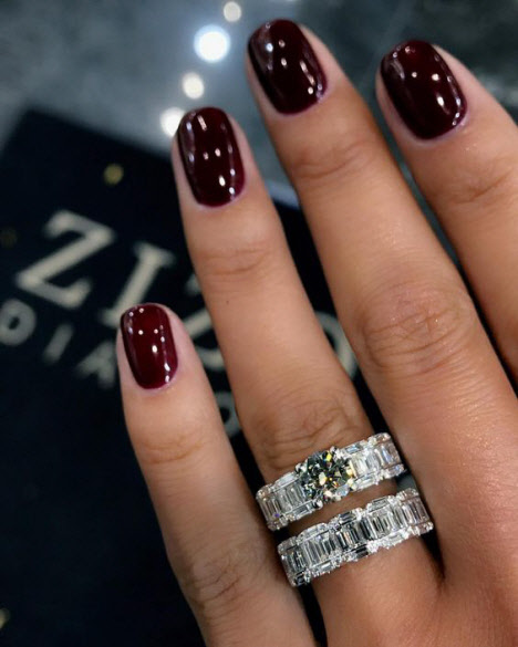 Manucure aux couleurs sombres pour les ongles courts