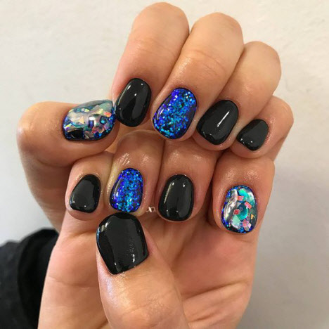 Manucure aux couleurs sombres pour les ongles courts