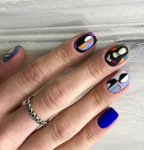 Beau design de manucure pour ongles très courts 2024