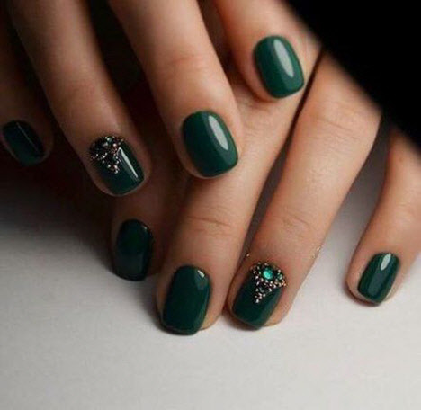 Manucure aux couleurs sombres pour les ongles courts