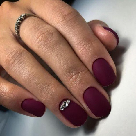 Manucure mate pour ongles très courts