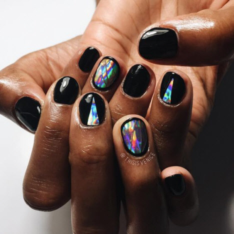 Manucure aux couleurs sombres pour les ongles courts