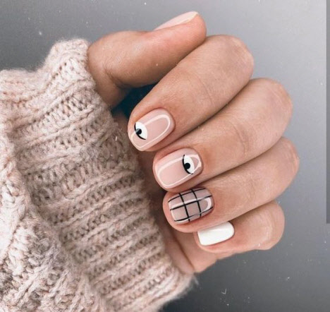 Manucure beige avec du blanc