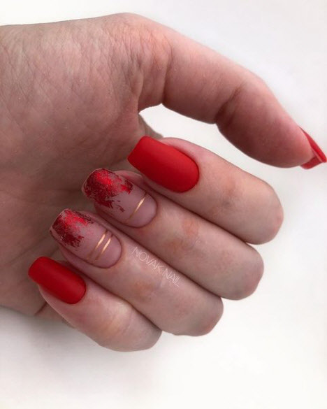 Manucure beige avec du rouge