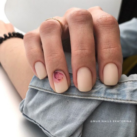 Manucure avec des fleurs pour les ongles courts