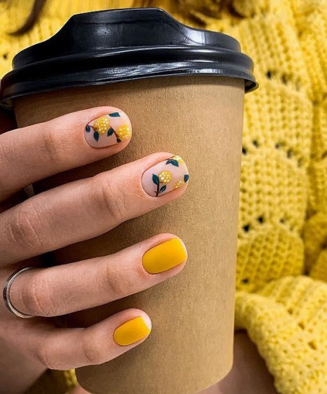 Manucure avec des fleurs: actualité photo à la mode