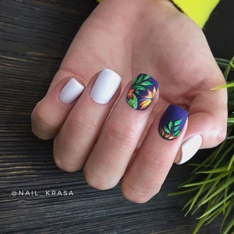 Manucure avec des fleurs pour les ongles courts