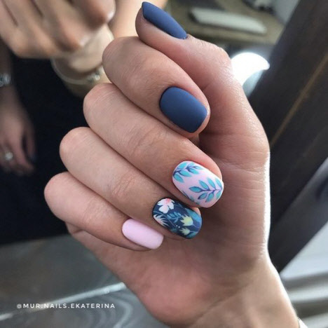 Manucure avec des fleurs: actualité photo à la mode