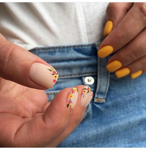 Manucure avec des fleurs: actualité photo à la mode