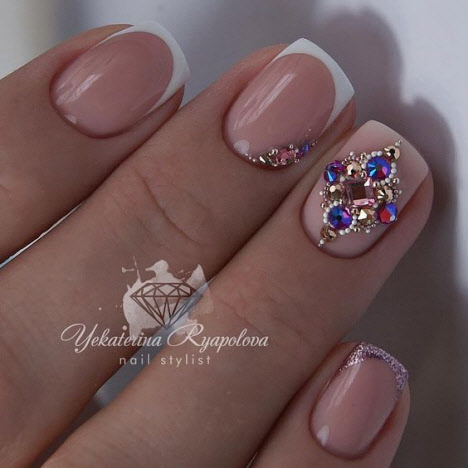 Manucure française pour ongles courts