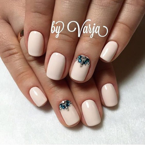 Manucure nue avec pierres pour ongles courts: photo 2024