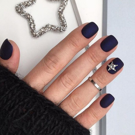 Manucure mate pour ongles courts