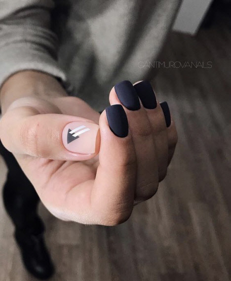 Manucure mate pour ongles courts