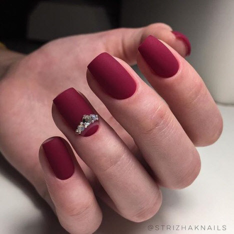 Manucure mate pour ongles courts
