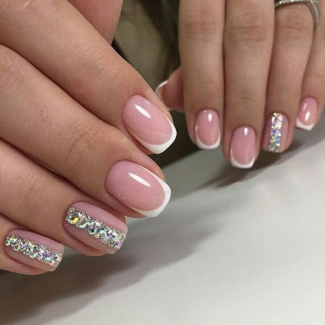 Manucure française avec pierres pour ongles courts