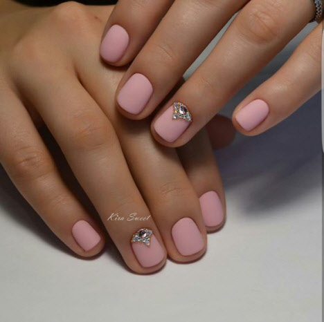 Manucure nue avec pierres pour ongles courts: photo 2024