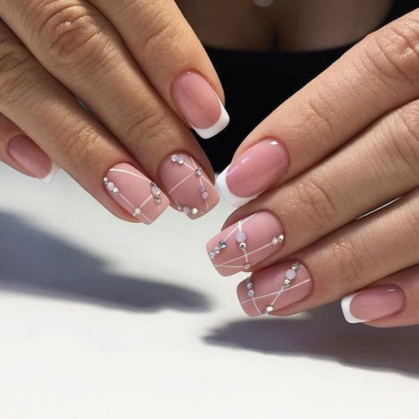Manucure française avec pierres pour ongles courts